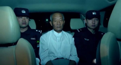 外逃22年原中国银行昆明分行官渡支行行长：栖身寺庙卖腌菜，用502胶粘脱落牙套
