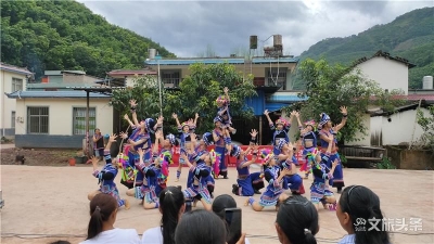普洱“文艺轻骑兵”送戏下乡50场 万名乡亲送掌声！