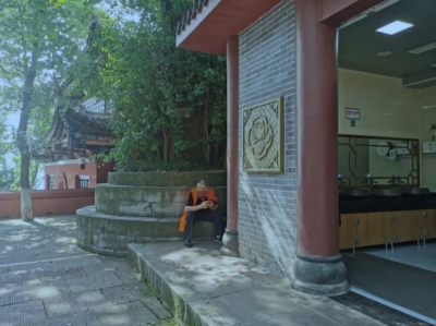 环卫工人上班玩手机被处罚，乐山大佛景区回应