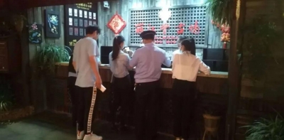 点赞！丽江民警十分钟为游客找回丢失挎包