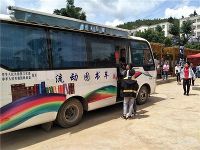 石屏书法展、图书展进校园，让文化浸润学生心田
