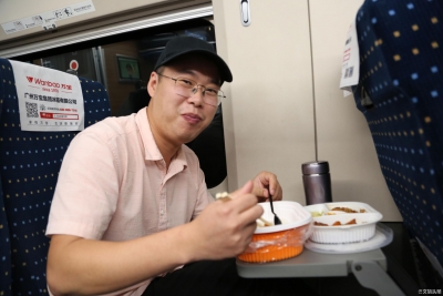 “高铁上的家乡味 ，爽！”云南高铁动车冷链盒饭受青睐