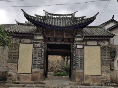 大理市修缮文物“杨家寨门”之举“暖心”贫困户