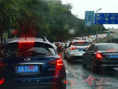 大雨+早高峰 7月的第一天 昆明又双叒堵车了……