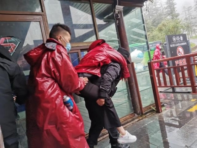感动！玉龙雪山警务人员解游客高反之忧