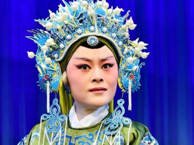 山茶争艳梨园春