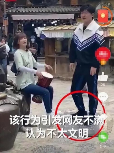 视频曝光！香格里拉录综艺，郭京飞王珞丹坐雕塑！踩石碑！网友：暴露素质