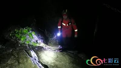 贪恋赏景 却遇突降暴雨 5名游客被困虎跳峡……