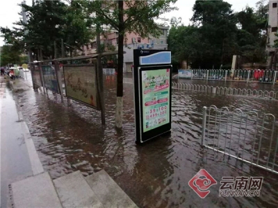 今晨昆明主城区雨势“凶猛” 多路段淹积水最深达40厘米