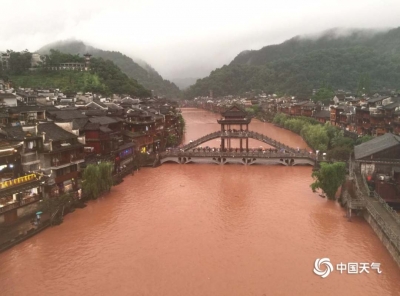暴雨袭击湖南凤凰 水位暴涨古城被淹