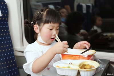“高铁上的家乡味 ，爽！”云南高铁动车冷链盒饭受青睐