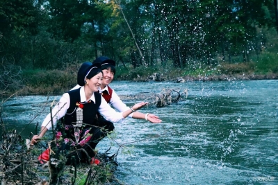丽江文旅扶贫丨二十年的老旅游人辞职返乡还干旅游，这次是带着村民干...