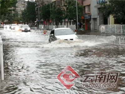 今晨昆明主城区雨势“凶猛” 多路段淹积水最深达40厘米