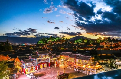 丽江大研花巷荣获“年度热门文旅打卡目的地”，这些大咖到此打过卡！