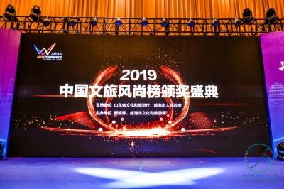 丽江大研花巷荣获“年度热门文旅打卡目的地”，这些大咖到此打过卡！