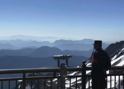 丽江玉龙雪山景区工作人员在海拔4680米处帮游客找回手机  