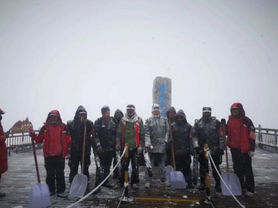 丽江玉龙雪山景区工作人员在海拔4680米处帮游客找回手机  