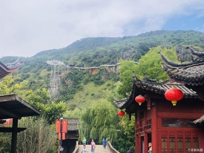 丽江观音峡玻璃栈道观景台建设完工 将于9月1日对外开放