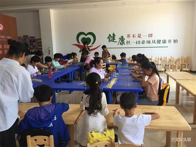 玉溪华宁县文化馆为儿童服务站送去文化“大礼包”