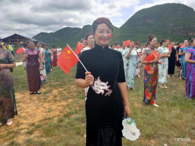 为荷而来，文山丘北上演百人旗袍秀