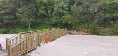 丽江玉龙雪山蓝月谷景区水位上涨 亲水栈道继续封闭