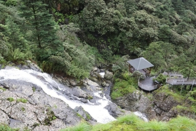 轿子雪山雨中即景  又见云里雾里的模样！