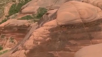 陕西榆林丹霞地貌景点遭人破坏，当地介入调查