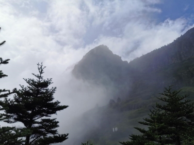 轿子雪山雨中即景  又见云里雾里的模样！