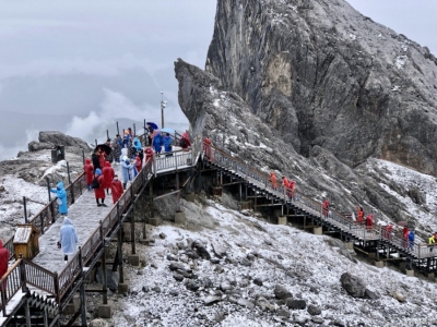 刚刚，丽江玉龙雪山8月飞雪！游客：太惊喜