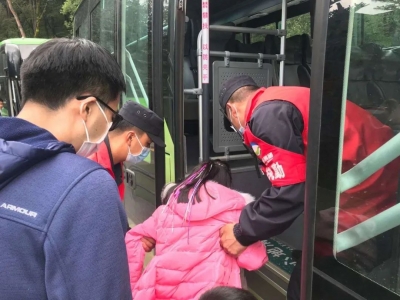 丽江玉龙雪山景区工作人员在海拔4680米处帮游客找回手机  