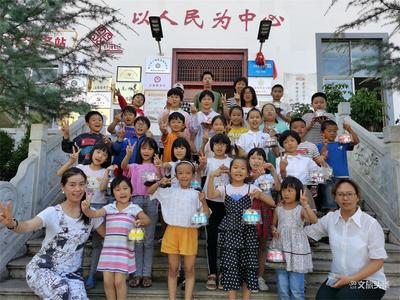 玉溪华宁县文化馆为儿童服务站送去文化“大礼包”