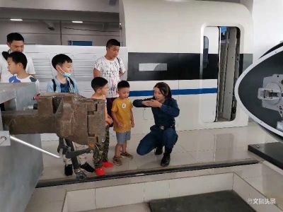 沿着铁路学习火车发展史 带着孩子一起“开”动车
