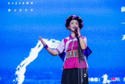 玉龙县文化馆和群星：假如我是一只小鸟 也要用母语去歌唱