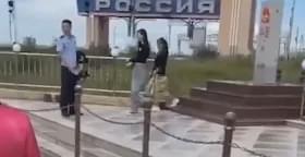 “这是我妈”！民警阻止别人，却带母亲进界碑护栏内拍照