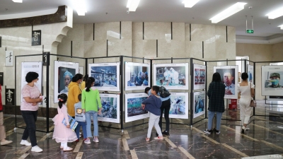 《百名摄影师聚焦COVID-19》图片展在丽江市图书馆展至11月