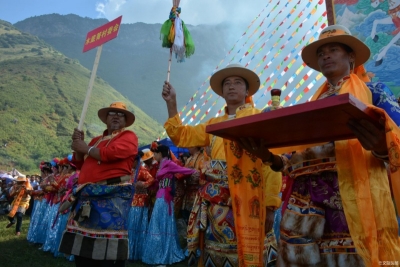 每年农历七月二十五日，丽江泸沽湖畔为何要过“转山节”？