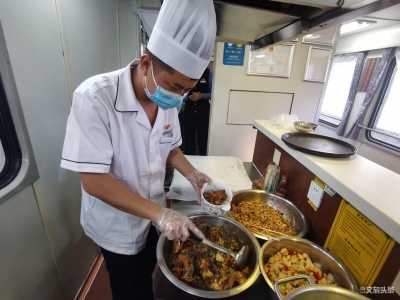 云南：向列车上的餐饮浪费说“不” 