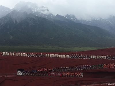 今天，一批特殊的游客在丽江玉龙雪山景区收获美景和爱