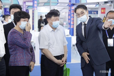 中医药领域大咖一同巡馆 点赞云南本土医疗器械企业