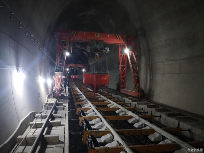 大临铁路建设有序推进 新华隧道完成铺轨前全部工序