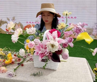 丽江载歌载舞庆丰收 古城区“花卉节”为古城增色添彩