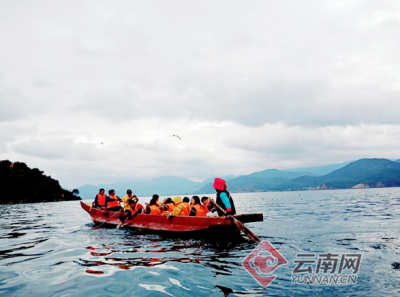 丽江泸沽湖畔：村民吃上旅游饭 脱贫门路宽