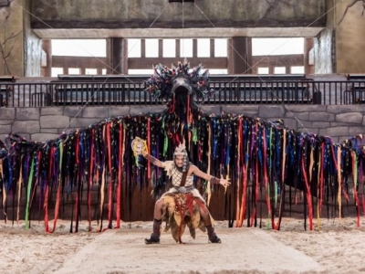 成都：马秀冰舞“C位”首映 汉服同袍提灯游园“梦回三国”