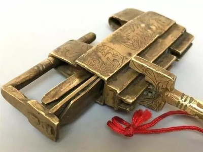 @丽江人，记忆中的这把铜锁，你家还在用吗？
