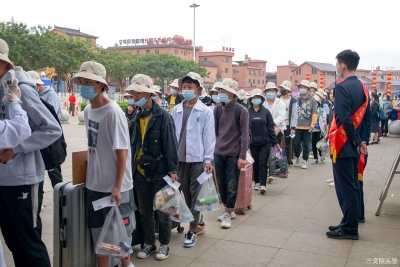 云南：400余名贫困学子乘坐高铁求学圆梦