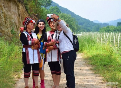 弥勒小龙潭村：苹果采摘游成为旅游新时尚