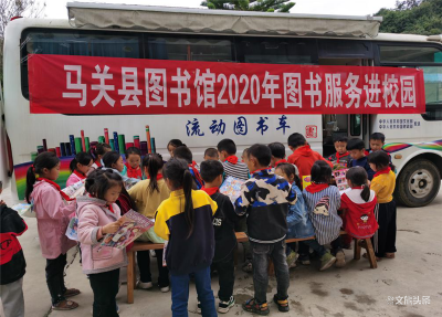 守护童年 健康护航 文山马关县图书馆送图书进校园