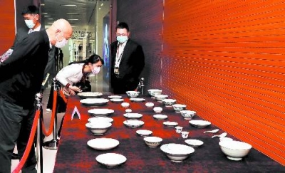 中国航海博物馆获赠百件“泰兴号”沉船珍贵瓷器