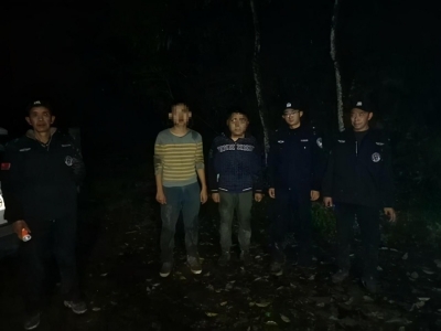 两驴友徒步雪照河被困，民警原始森林里深夜搜山6小时救出
