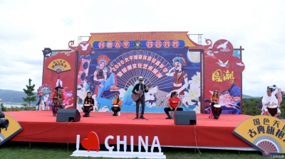 芬芳四溢 歌声悠扬 今天的弥勒太平湖森林小镇成为了欢乐海洋